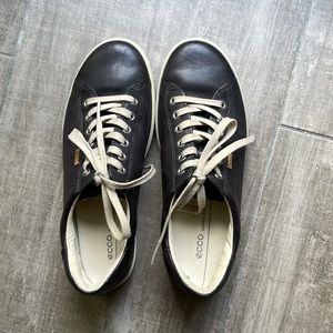 Women’s Ecco leather sneakers, black 8.5 US.